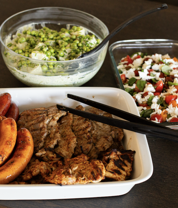 Grillplatte med Green Goddess-kartoffelsalat og tomatsalat
