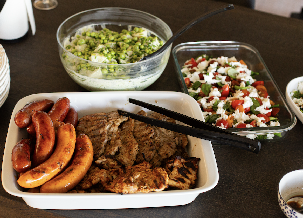 Grillplatte med Green Goddess-kartoffelsalat og tomatsalat