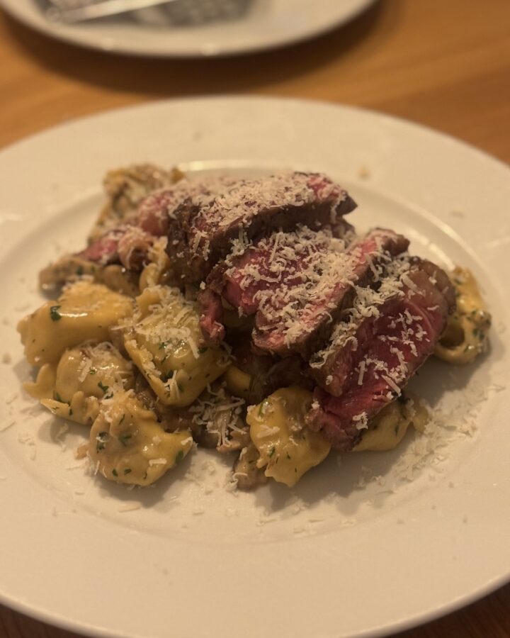 Svamperavioli med champignonsauce og steak